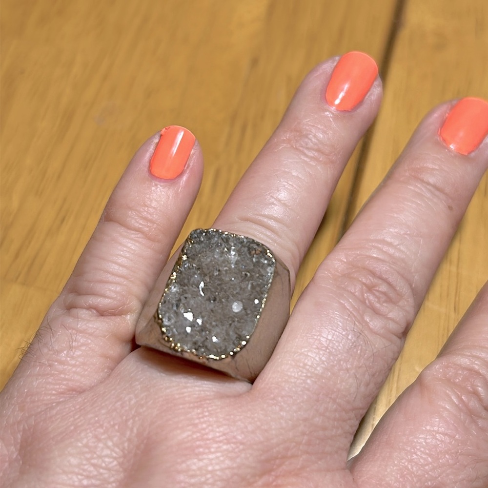 Beautiful chunky costume jewelry ring size 7 Gold colored w/ grayish faux stone